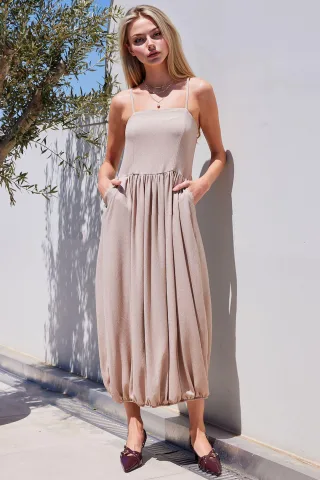 Texturiertes Maxi-Strickkleid mit quadratischer Kragen