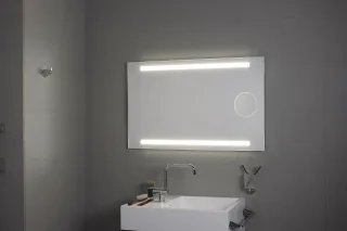 Koh-i-Noor Spiegel OKKIO mit Beleuchtung LED oben und unten und Vergrößerungsspiegel , H:2, L45942, L45942
