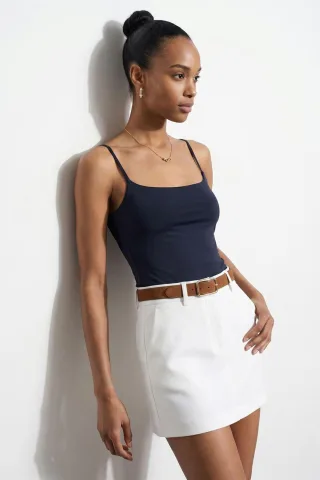 Schlank geschnittene quadratische Hals-Ablauflose Bluse