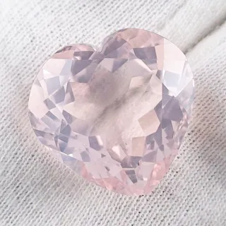 Rosenquarz in zartrosa 24,30 ct - Herz multifacettierter Schliff - 19,55 x 19,83 x 12,02 mm