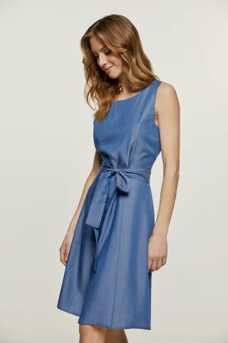 Ärmelloses Kleid mit Gürtel und Knopfleiste