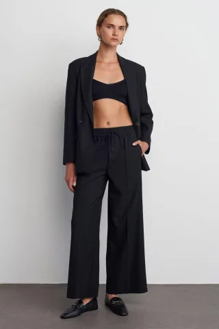 Weite Crepe-Hosen mit Kordelzugbund