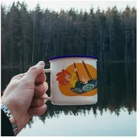 Bavariashop Tasse ®Pumuckl Emailletasse "Schiffschaukel" • 350 ml, Hochwertiges Emaille, Lokal gefertigt, In Handarbeit hergestellt.