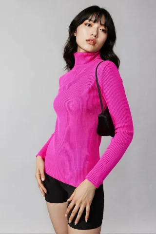 Taillierter strukturierter Rollkragenpullover