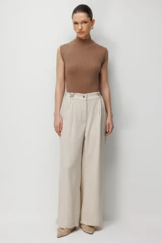 Hochtaillierte weite Hose mit Accessoire-Detail