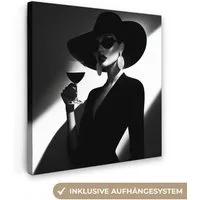 OneMillionCanvasses® Leinwandbild Frau - Wein - Chic, Fotodruck (1 St), Wandbild, Deko Schlafzimmer Wohnzimmer Flur 20x20 cm