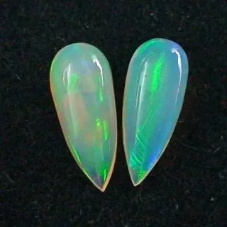 Welo Opal Pärchen 2,29 u. 2,59 ct Multicolor Milchopale Opale