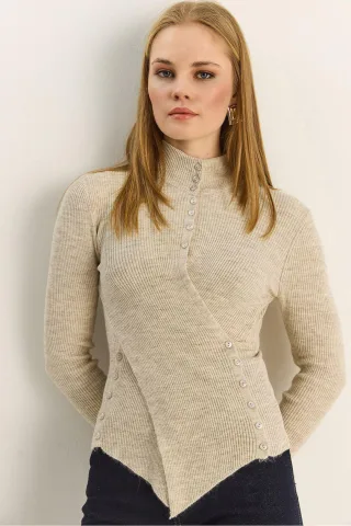 Halber Rollkragenpullover mit Knopfdetail