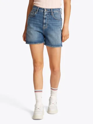 Tommy Jeans Shorts "MOM SHORT BI0134" mit Logo-Badge, in blauer Waschung