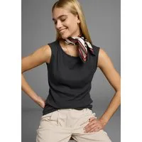 Laura Scott Nickituch, im feminin Look mit Leopard und Kontraststreifen