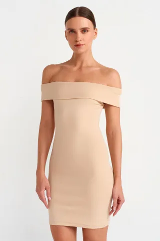Körperbetontes Mini-Kleid mit schulterfreiem Ausschnitt