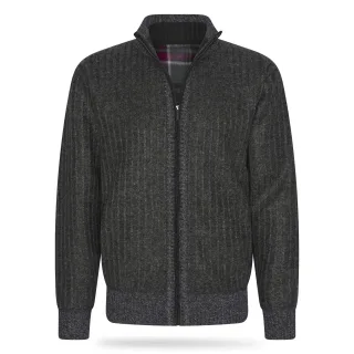 Cappuccino Italia Bounded Jacket für Herren. Die Bounded Jacke besteht zu 100 % aus Polyester und hat einen klassischen Schnitt.
