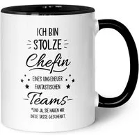 GRAVURZEILE Tasse mit Spruch - Stolze Chefin - Langlebiger Druck - Lustiges Geschenk, aus Keramik - Spülmaschinenfest, Farbe: Schwarz & Weiß