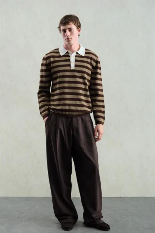 Polo-Kragen gestreifter Strickpullover mit Knopfverschluss