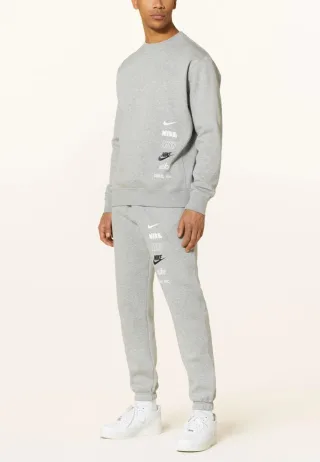 Nike Club Fleece Plus Trainingsanzug mit kleinem Logo in Heather Grey