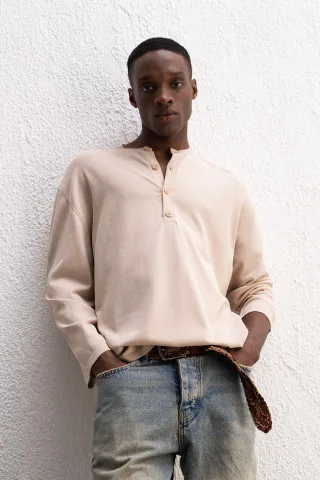 Comfort Fit Langarmshirt mit Knopfkrause