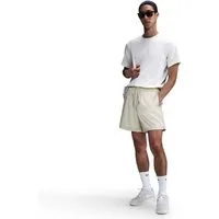 Nike Sportswear Shorts Nike Club Men's Woven Flow Shorts mit Eingrifftaschen und Gesäßtasche, schnell trocknend, pflegeleicht