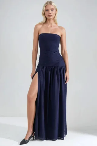 Trägerloses Maxikleid mit Schlitz
