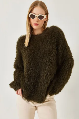 Übergroßer strukturierter Strickpullover mit plüschigen Details