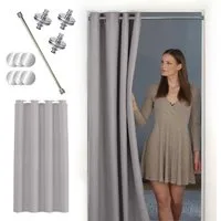 tinycurtains Türvorhang mit Stange silber 70-120 cm Thermo Vorhang ohne Bohren, mit Magneten, Ösen, abdunkelnd, Polyester, hellgrau Moonlight, Türgardine mit Klemmstange Raumtrenner verdunkelnd