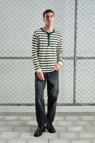 Gestreiftes Langarm-Shirt mit Rundhalsausschnitt und Knopfdetails