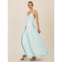 Apart Abendkleid aus einer metallic silber-hellblau schimmernden Jerseyware