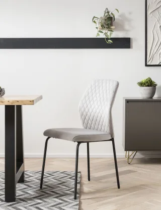 SalesFever 4-Fußstuhl "Esszimmerstuhl mit elegantem Stil" (Set) 2 Stk.2er Set mit eleganter Wabensteppung im Rücken