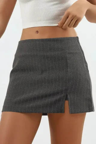 Gestreifte Mini-Skorts mit Schlitzdetail