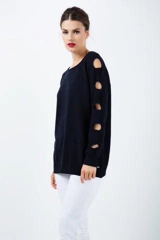Blauer Pullover mit Lochmuster