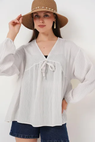 Strukturierte Seersucker V-Ausschnitt-Bluse mit Schleife