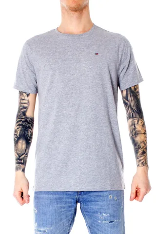 T-Shirt für Männer von der Marke Tommy Jeans. Diese Shirts von Tommy Jeans sind aus Bio-Baumwolle gefertigt und haben einen Slim Fit. Dabei handelt es sich um eine etwas schmalere Passform. Die weiche Baumwolle sorgt für einen optimalen Tragekomfort.