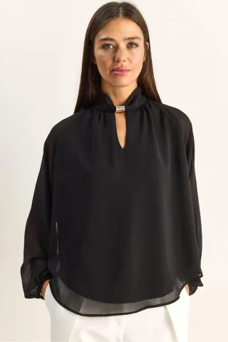 Bluse aus Chiffon mit Mandarinkragen und Steinaccessoire