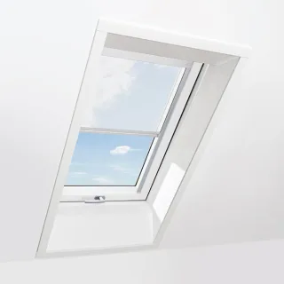 Dachfenster mit lichtdurchlässigem Innenrollo in Weiß, PVC, Schwingflügel, Ropal made by Roto, R4/7, Innen Weiß, außen Anthrazit