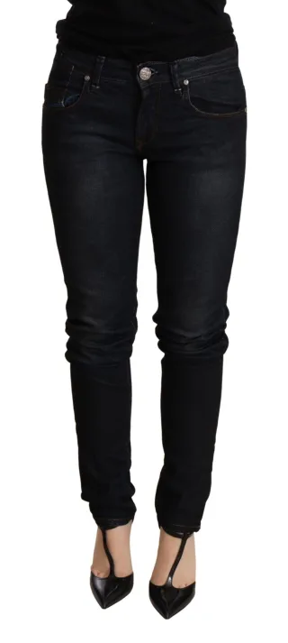 Acht Skinny Jeans Dunkle Wäsche