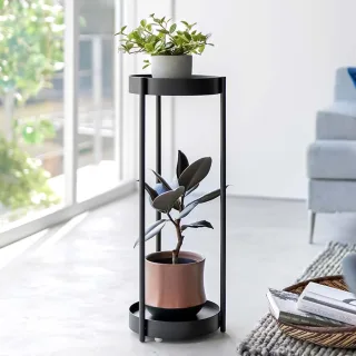 Yamazaki Pflanzenständer mobil 2 Etagen 26x70x25cm Metall schwarz. Robuster Pflanzenwagen für ein geordnetes Zuhause im modernen Industriedesign.