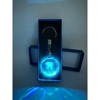 Stelby Schlüsselanhänger mit Gravur Schlüsselanhänger LED Sternzeichen aus Glas mit Farbwechsel (inkl. Geschenkbox), Farbwechsel, transparent, modernes Design