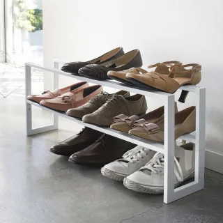 Yamazaki Schuhregal ausziehbar 2 Etagen 38-70x15x15cm Metall weiß. Schaffen Sie helle und strukturierte Ordnung in Ihrem modernen Eingangsbereich.