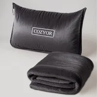 Cozyor Reisekissen und Reisedecke 2 in 1, Reiseset kuschelig weich + Rucksack-Clip, & mit praktischer Befestigung für Koffer, anthrazit dunkelgrau, 1-tlg., Verwandlungskissen, Flugzeugdecke für unterwegs wahlweise mit Nackenkissen & Augenmaske