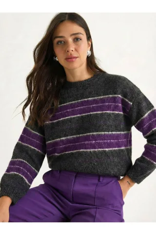 Gestreifter Strick-Pullover mit Rundhalsausschnitt