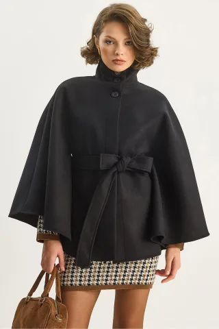 Poncho-Mantel mit Bindegürtel