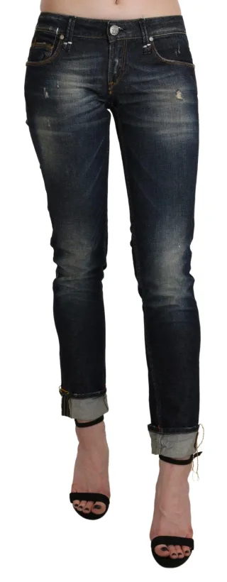 Acht Skinny Jeans mit distressed Details