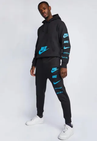 Nike Sportswear Standardausgabe Trainingsanzug mit Kapuze in Schwarz