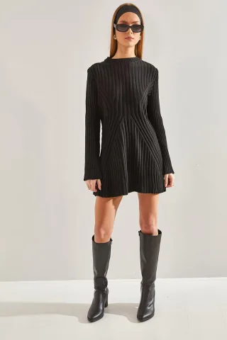 Strukturiertes Strickkleid mit Rundhalsausschnitt