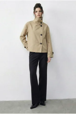 Kurzer Trenchcoat mit Mandarin-Kragen