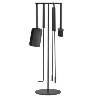 Freistehendes Kaminbesteck aus Metall in der farbe schwarz | Blomus Ashi. Eine strukturierte Kaminpflege für ein sauberes Ambiente im Wohnzimmer.