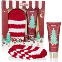 BRUBAKER Pflege-Geschenkset Dusch- und Badeset Weihnachten, Pflegeset für Damen und Mädchen, Rot, 2-tlg., Frauen Geschenkset mit Plüsch Socken, Beauty Wellness Set