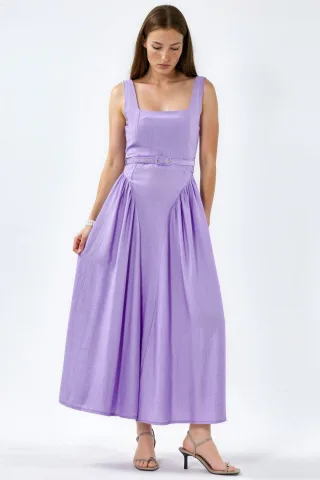Kleid mit quadratischem Ausschnitt und Gürtel in Midi-Länge