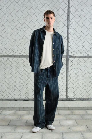 Gestreiftes Denim-Hemd mit Knopf und Tasche