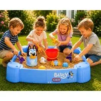 Little Tikes® Sandkasten Bluey Beach Day mit Deckel, Buddelkasten, Sandspielzeug, Garten, (Spielset, 2-tlg., Komplettset mit Zubehör), Abnehmbarer Deckel, 4 Sitzplätze, Bluey Design, Outdoor geeignet