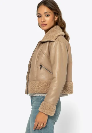 Wittchen Damen kurze beige Jacke mit Pelzbesatz, beiges Kunstleder